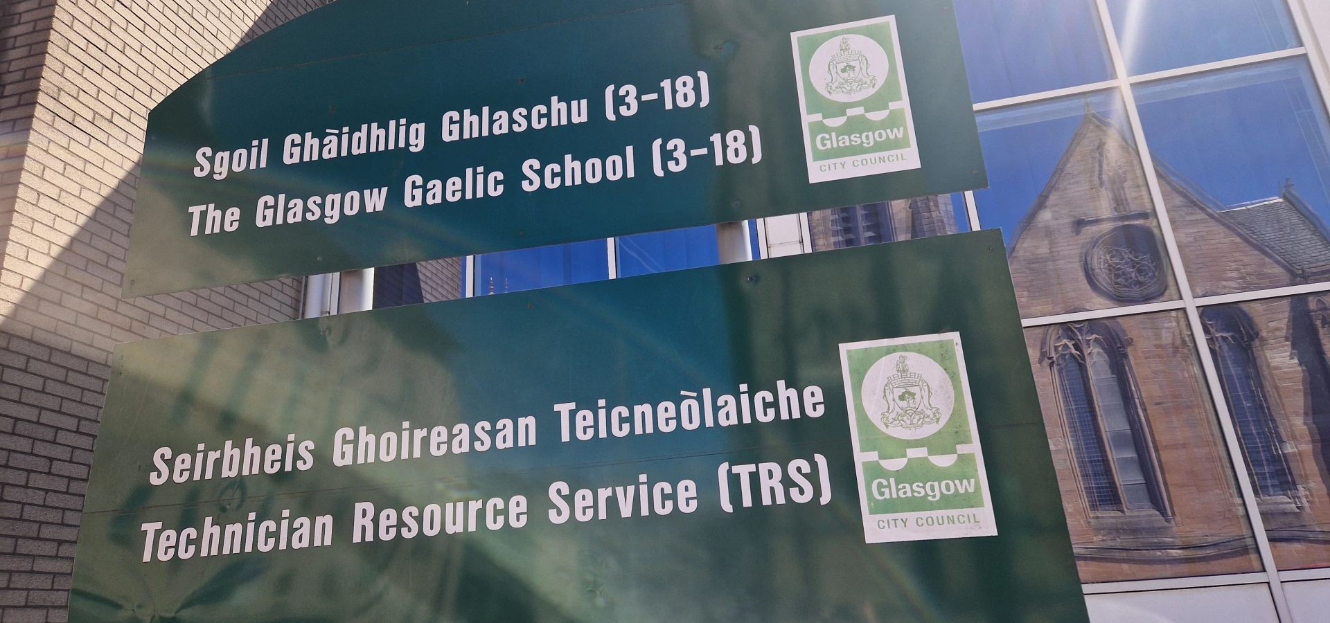 Signage in Gaelic and English in front of one of Glasgow's Gaelic schools.